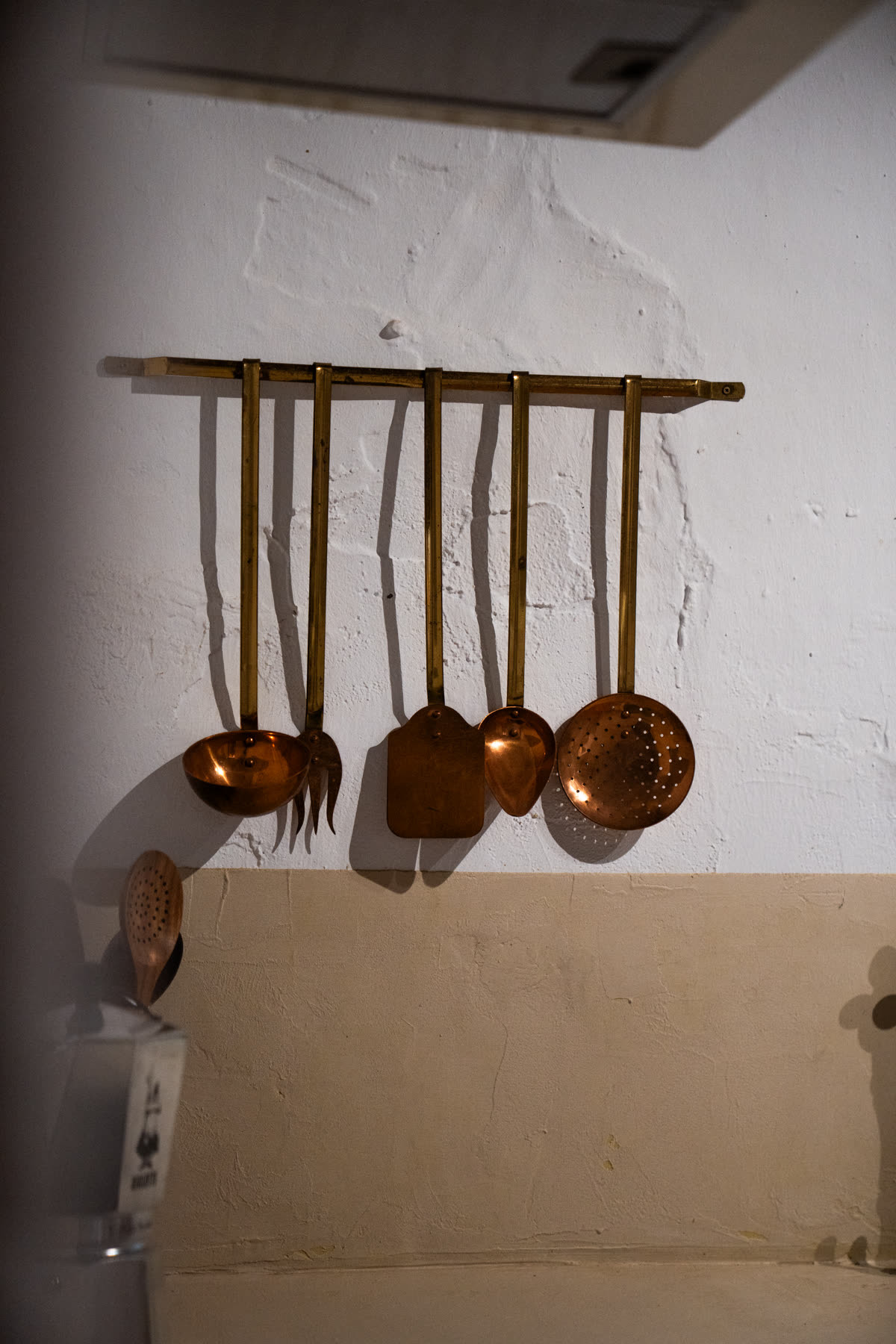 Cazos de cobre sobre muro encalado