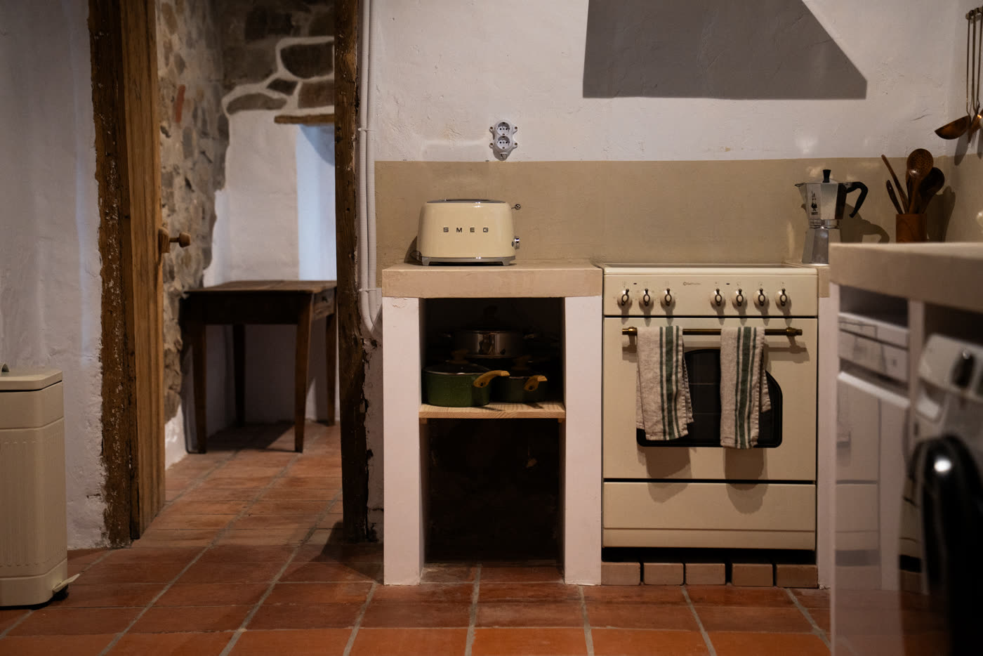 Fogones y horno clásico crema en la cocina