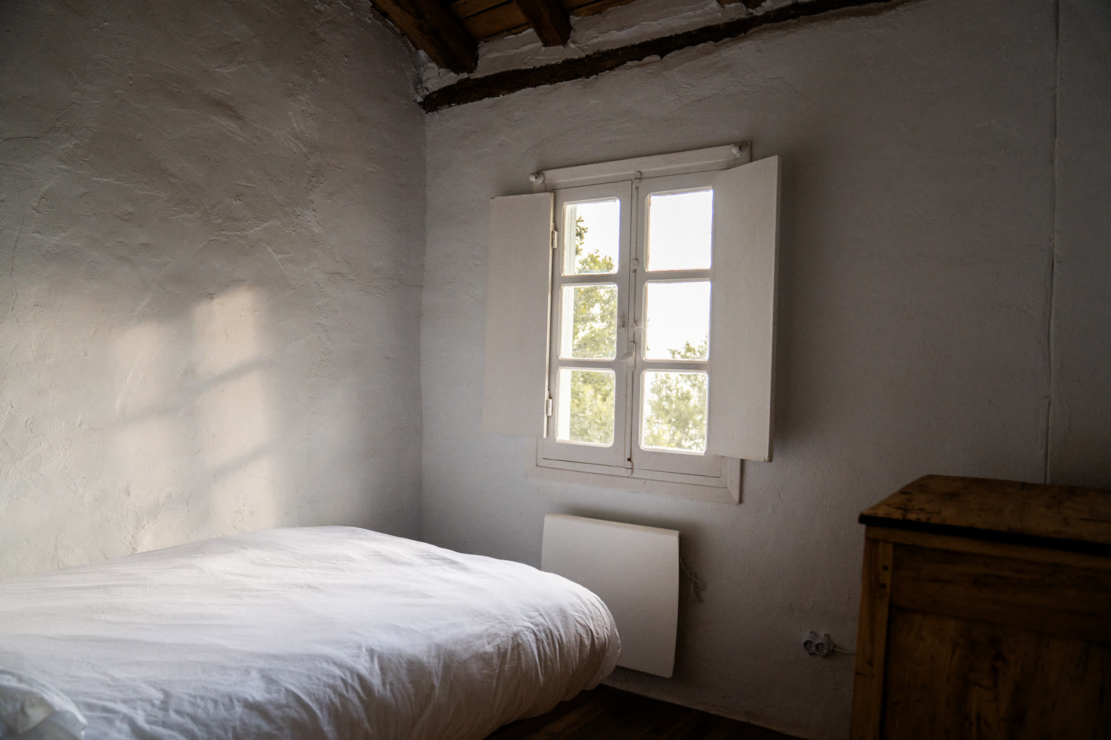 Habitación doble bañada por el sol de tarde