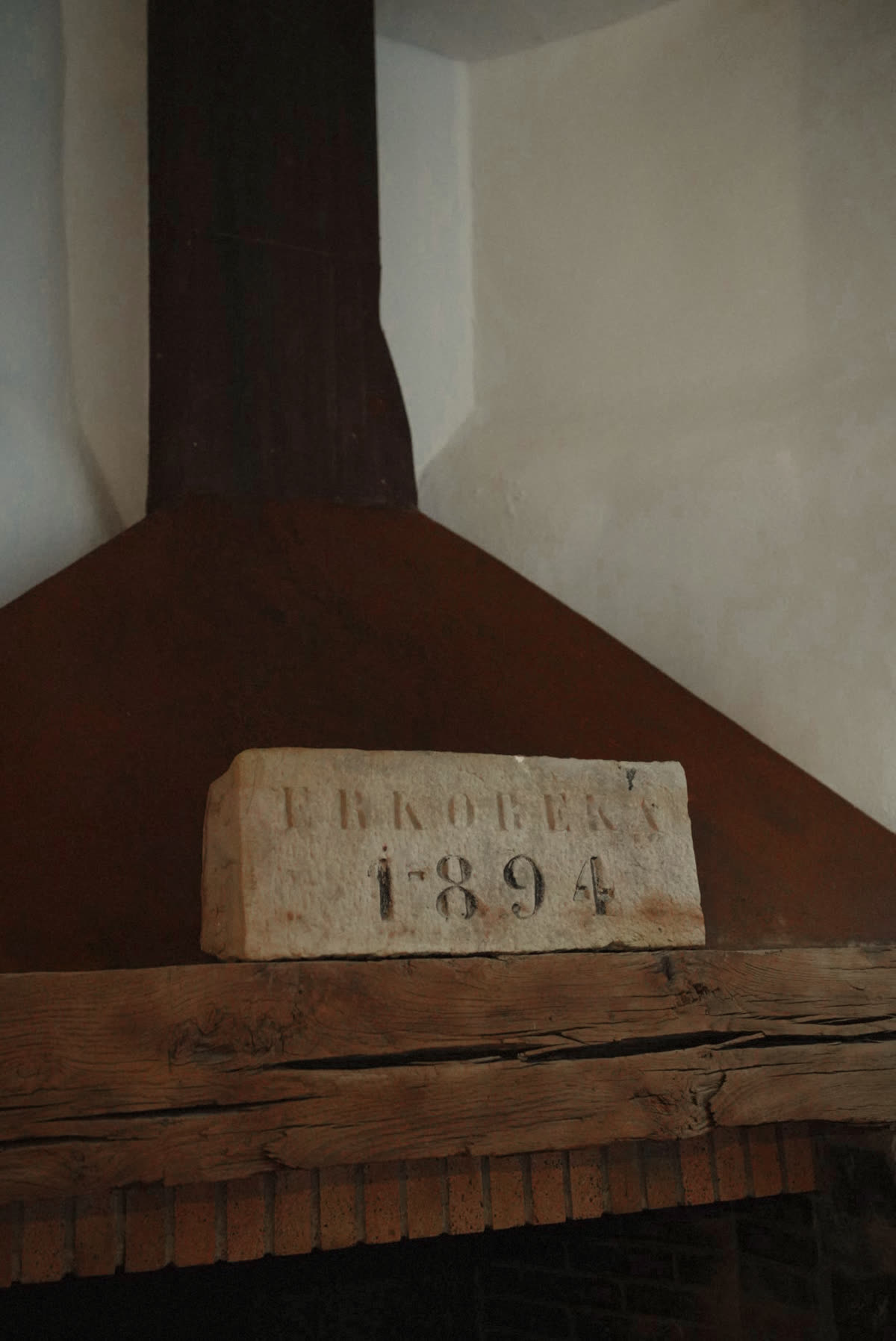 Piedra grabada Erkoreka 1894 sobre la chimenea