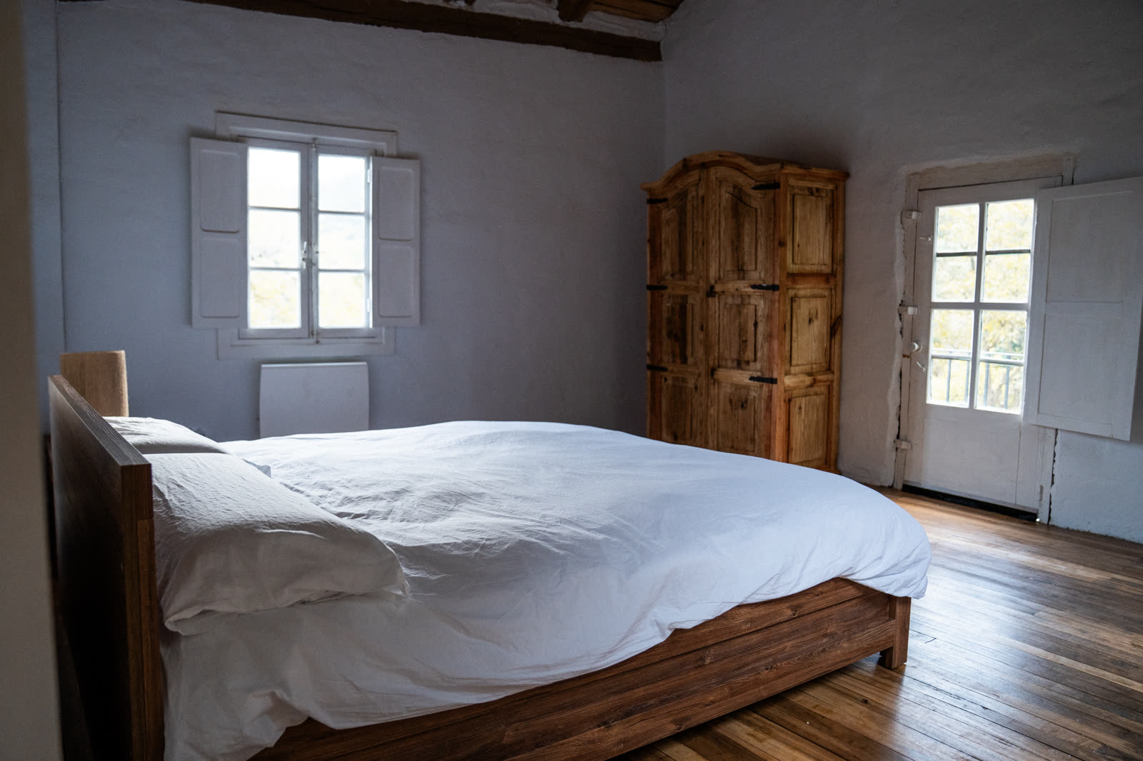 Cama principal y salida al balcón