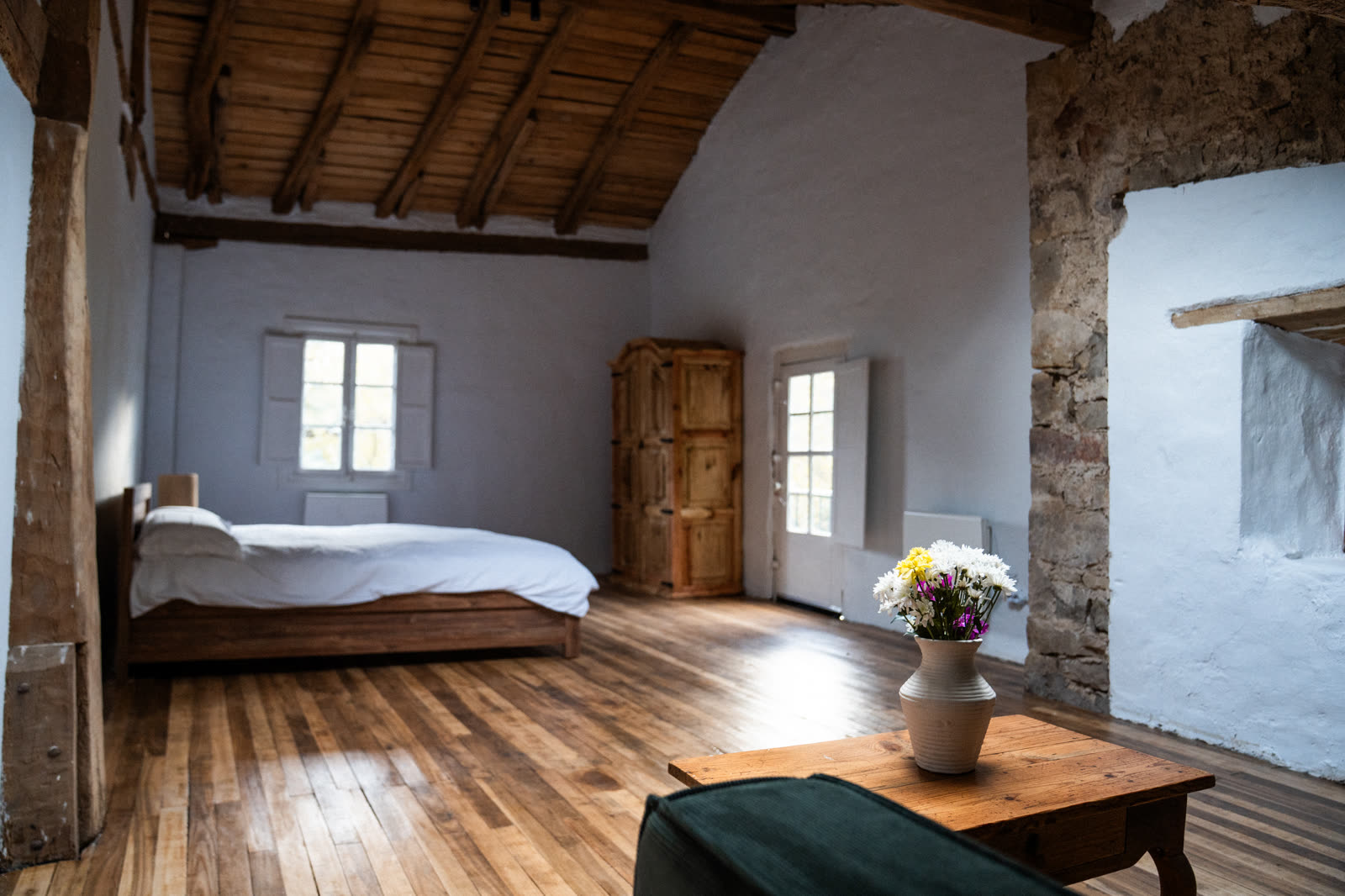 Suite Principal de Sanjoanalde con suelo de madera y muros de piedra