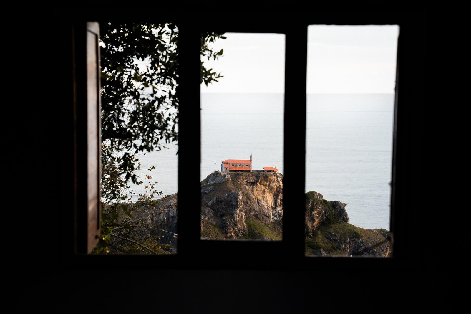 San Juan de Gaztelugatxe visto desde la ventana de Sanjoanalde Baserria